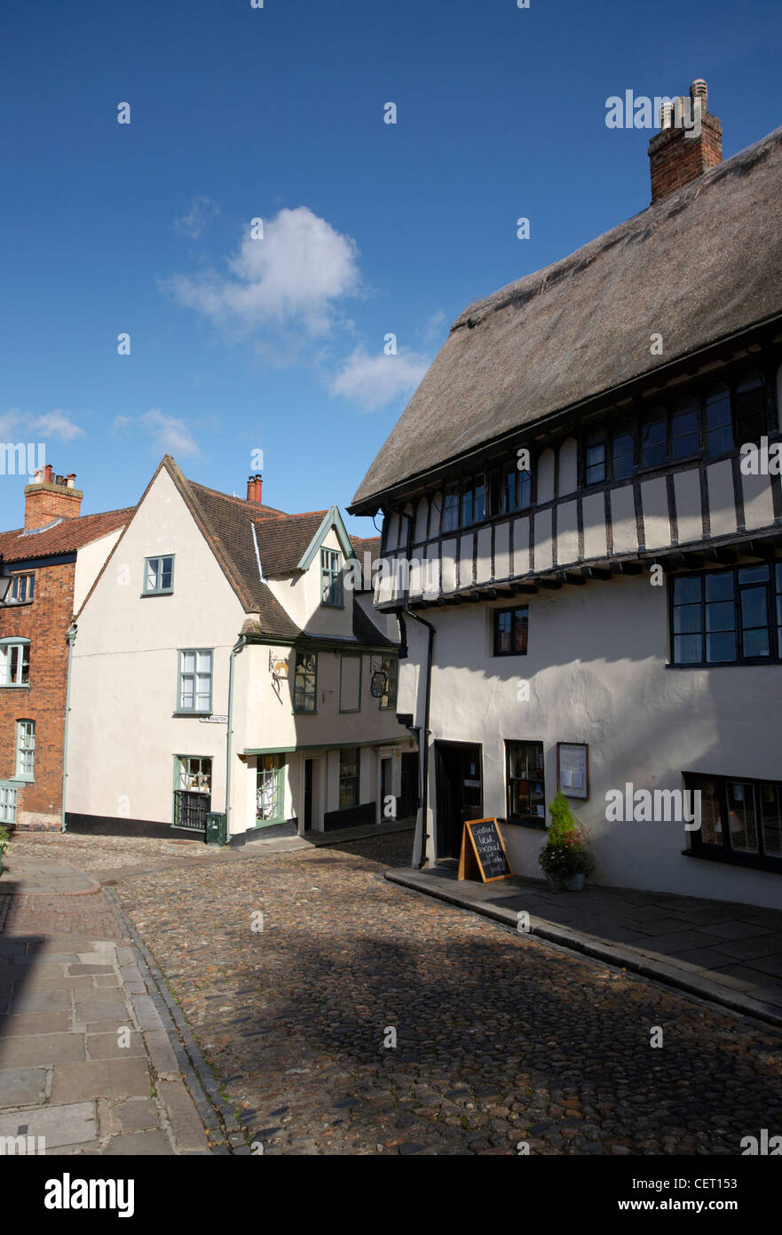 Les rues pavées et les vieux immeubles de Elm Hill, à Norwich. Banque D'Images