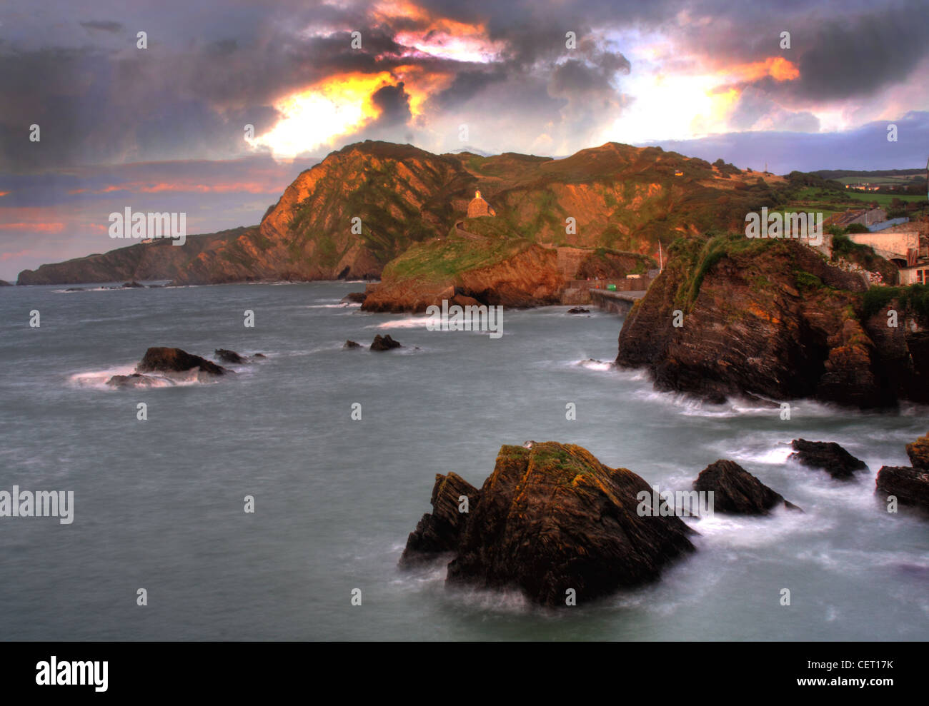 Le soleil se trouve au-dessus d'Ilfracombe, North Dorset, SW England, Royaume-Uni Banque D'Images