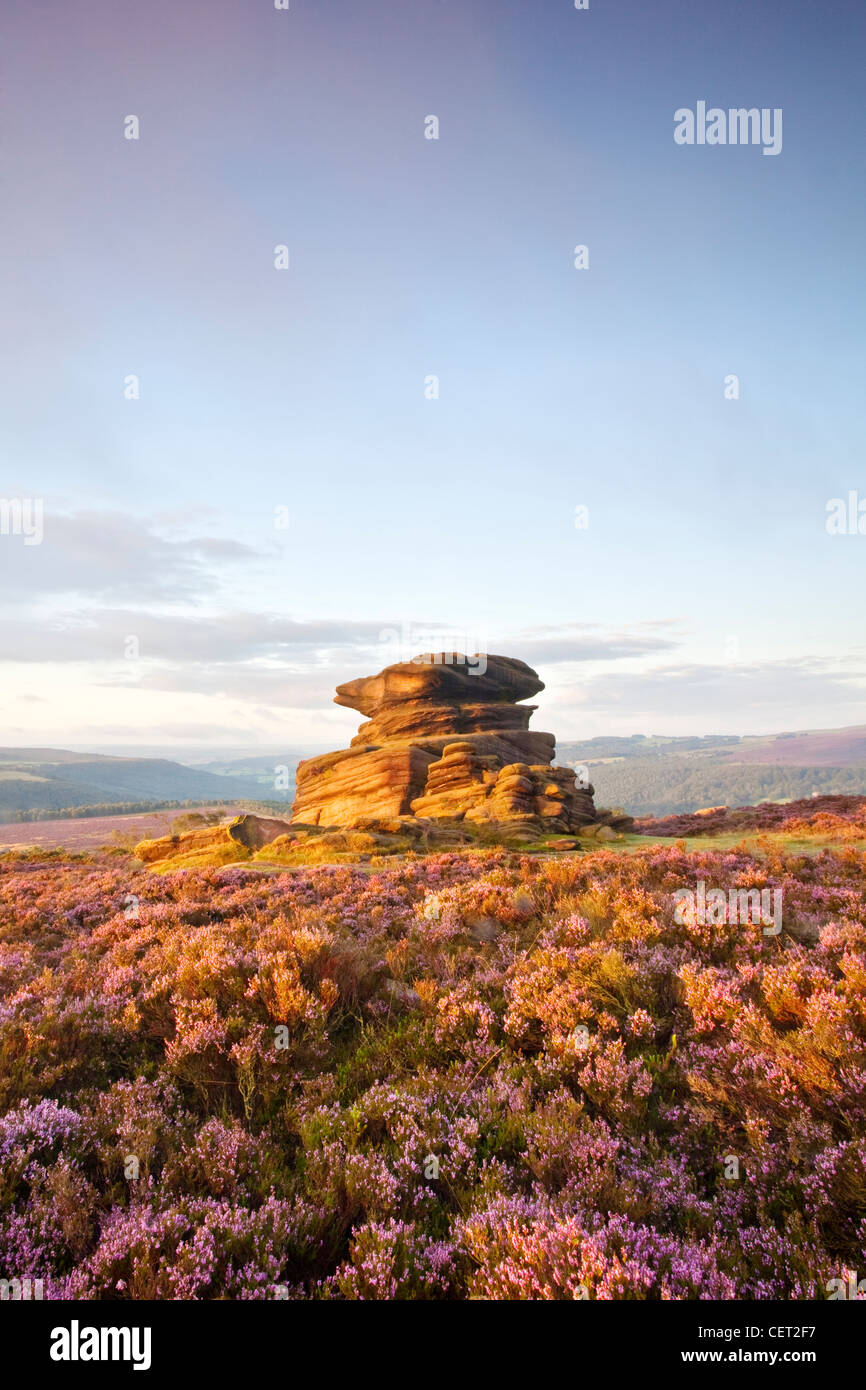 La Mère sur Owler Tor dans le parc national de Peak District. Banque D'Images