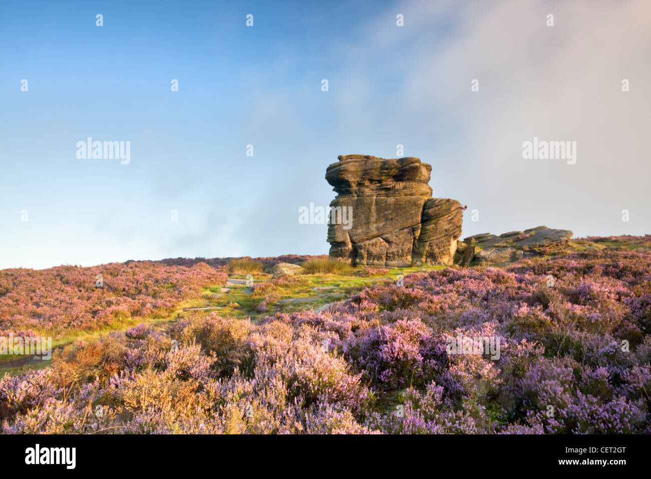 La mère, un éperon rocheux sur Owler Tor dans le parc national de Peak District. Banque D'Images