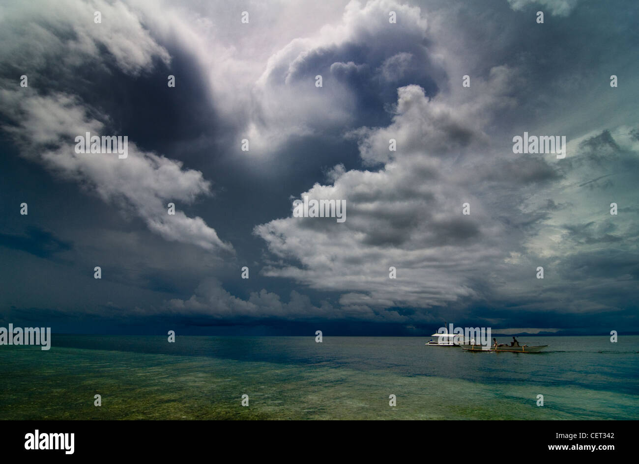 Une grande tempête approche d'une petite île dans le Central Visayas, Philippines. Banque D'Images