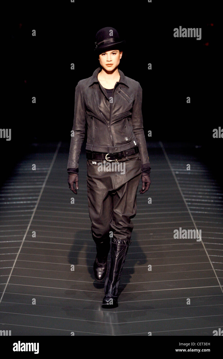 G Star New York Prêt à Porter Automne Hiver Femme Mannequin portant une  veste de cuir brun foncé, brun zip asymétrique baggy Photo Stock - Alamy