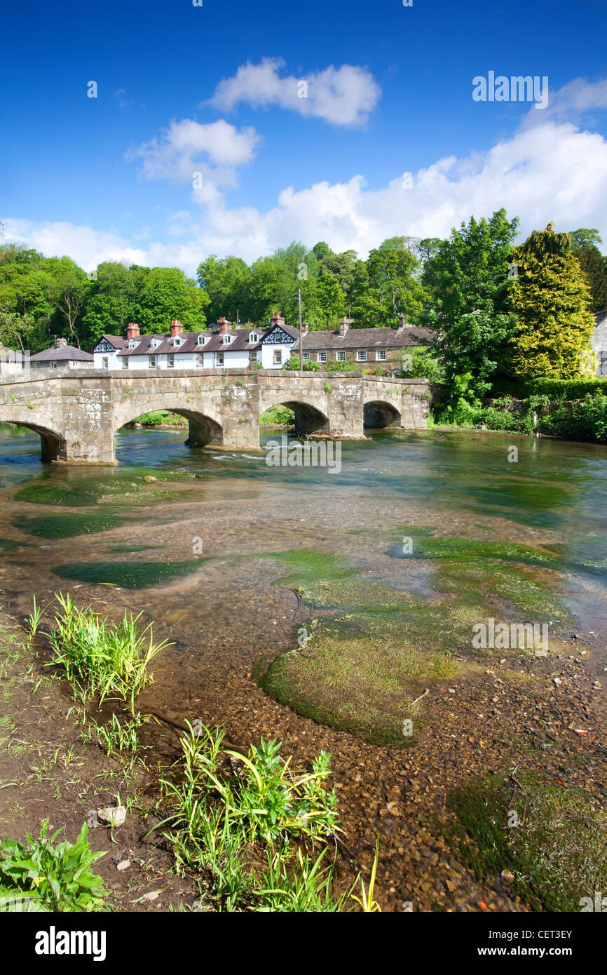 Holme Bridge, un pont construit en 1664 à cheval sur la rivière Wye. Banque D'Images