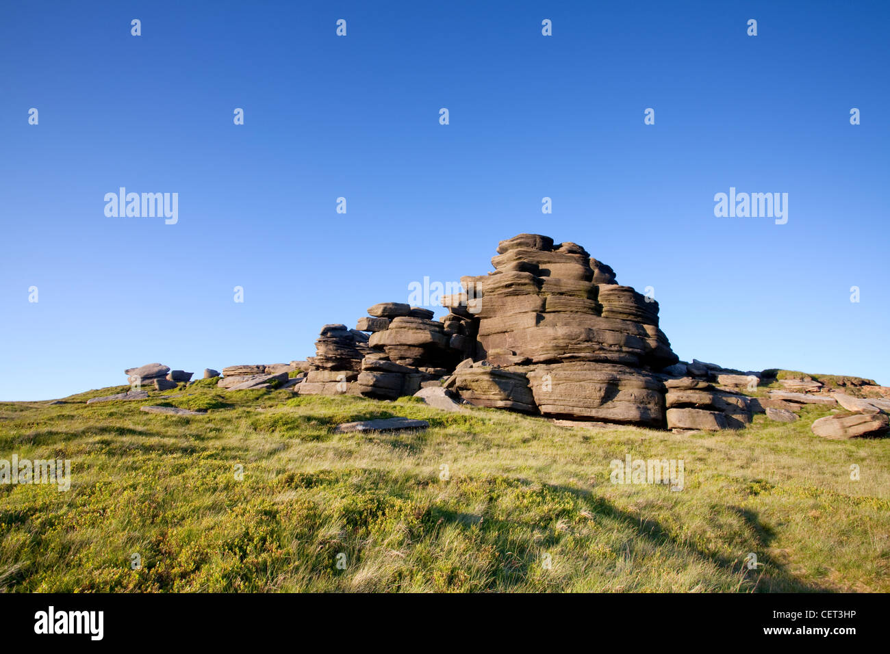 Rock formations sur Kinder Scout, un plateau de landes et le point le plus élevé dans le parc national de Peak District. Banque D'Images