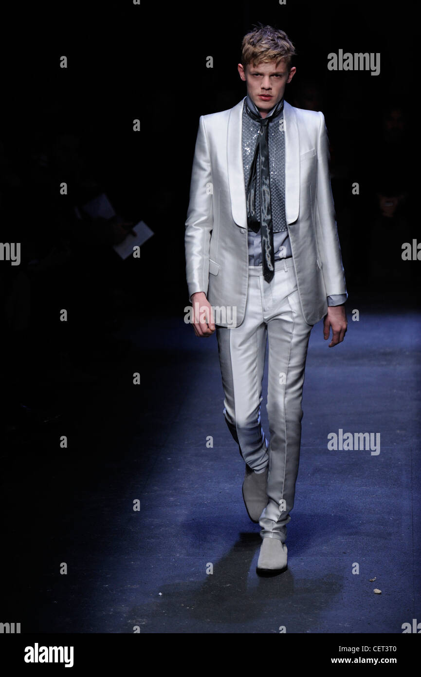 Gianfranco Ferre Milan collection Prêt à Porter Automne Hiver costume gris  argent métallisé, chaussures en daim, noeud en satin skinny Photo Stock -  Alamy