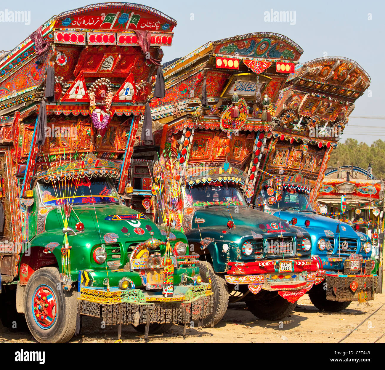Les camions aux couleurs vives à Islamabad, Pakistan Banque D'Images