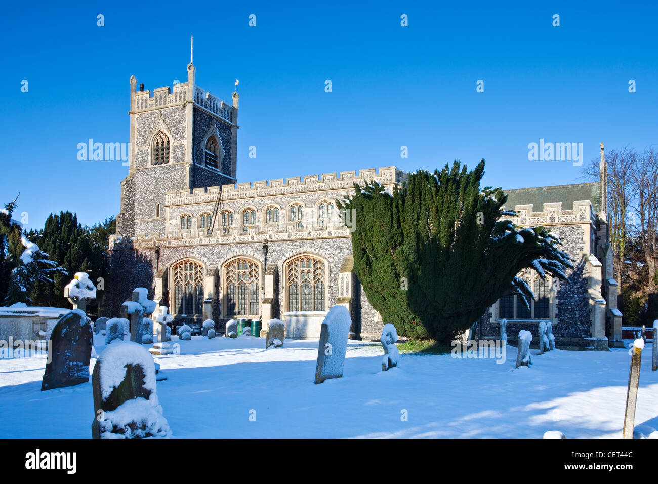 Le silex traditionnelle Eglise St Mary dans le village de Stratford St. Mary après une bonne bordée de neige en hiver. Banque D'Images