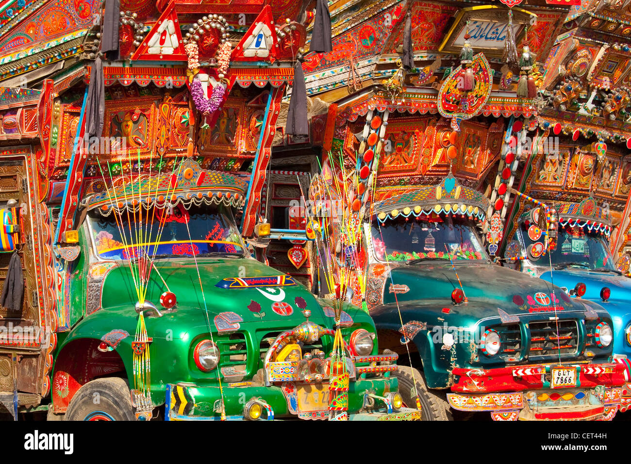 Les camions aux couleurs vives à Islamabad, Pakistan Banque D'Images