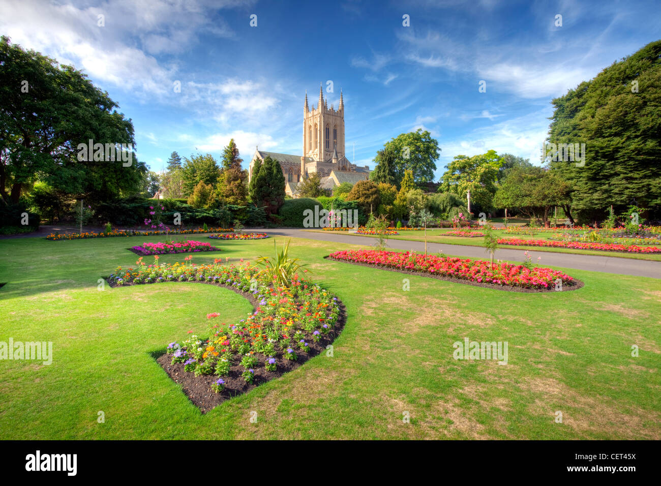 Vue sur les jardins de l'abbaye de St Edmundsbury Cathedral, construit en 1503 en tant qu'église Saint James' devenir une cathédrale en 1914. Banque D'Images