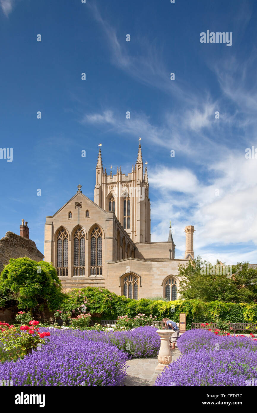 Voir les jardins de l'abbaye de cathédrale St Edmundsbury, construit en 1503 en tant qu'église Saint James' devenir une cathédrale en 1914. Banque D'Images