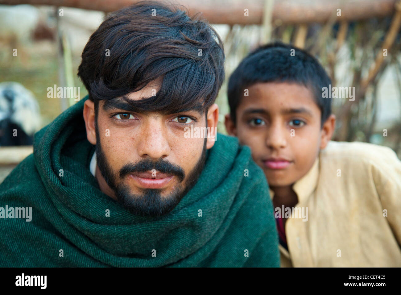 Jeune homme et garçon à Islamabad, Pakistan Banque D'Images