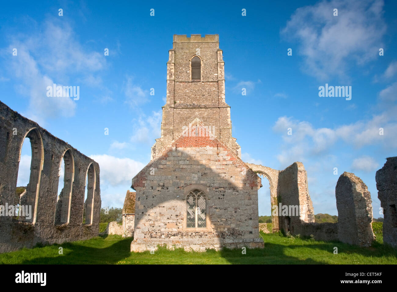 À l'église St Andrew Covehithe sur la côte du Suffolk. L'église elle-même est à l'intérieur des murs de l'ancienne ruine c Banque D'Images