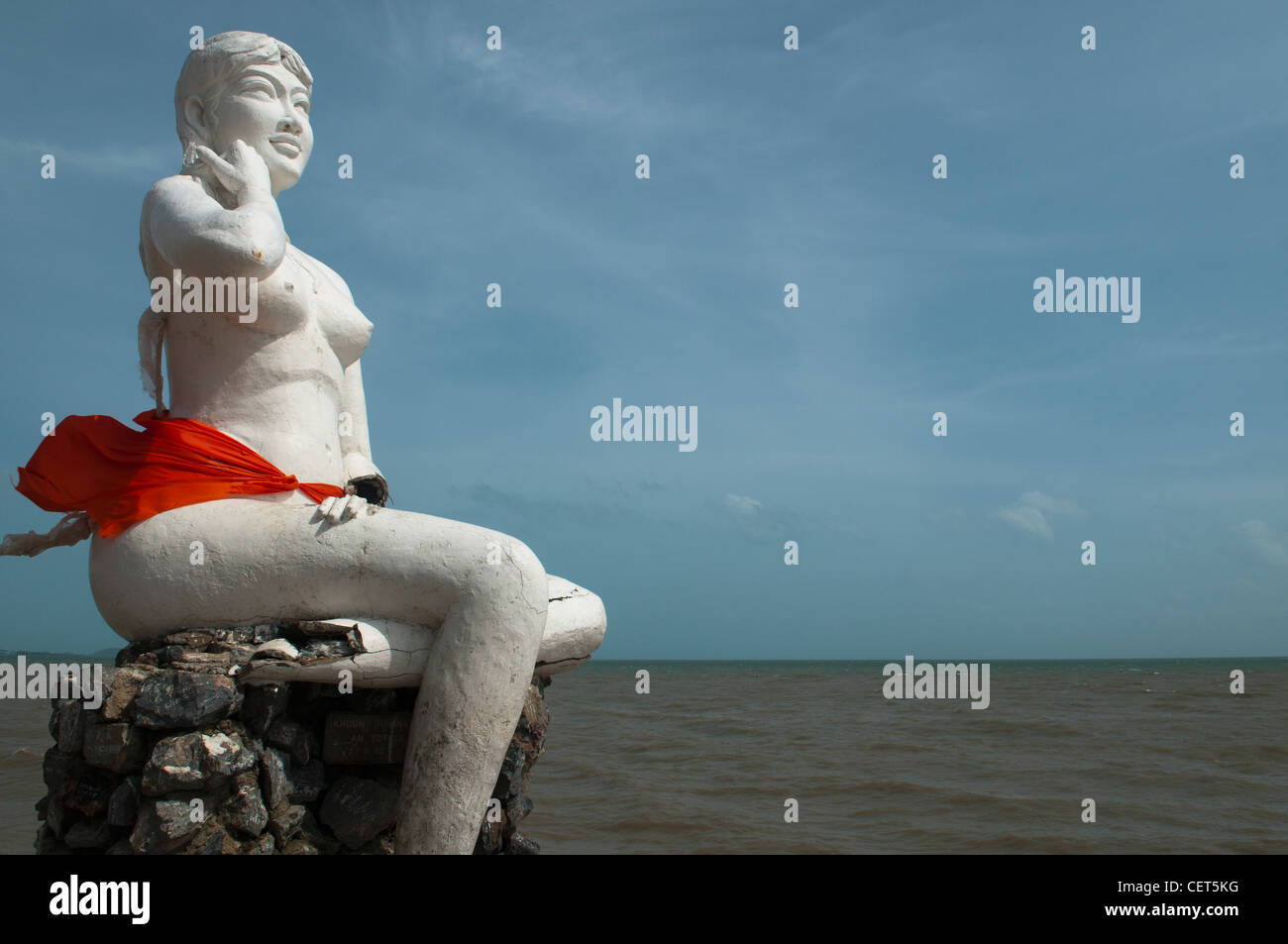 Statue de sirène regardant la mer à Kep, au Cambodge Banque D'Images