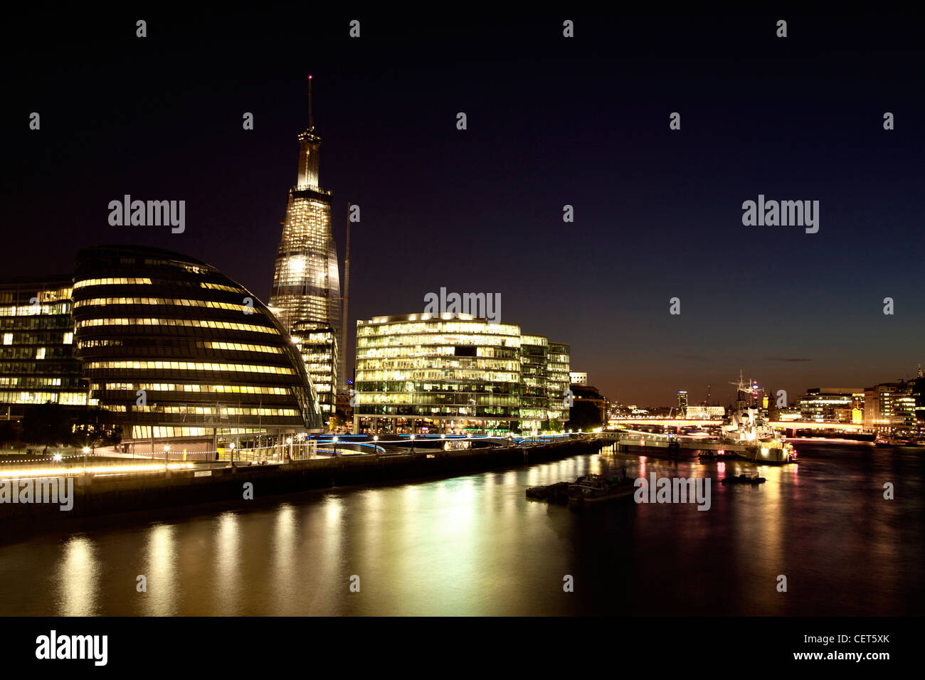 La rive sud de la Tamise photographiée de Westminster Bridge at night Banque D'Images