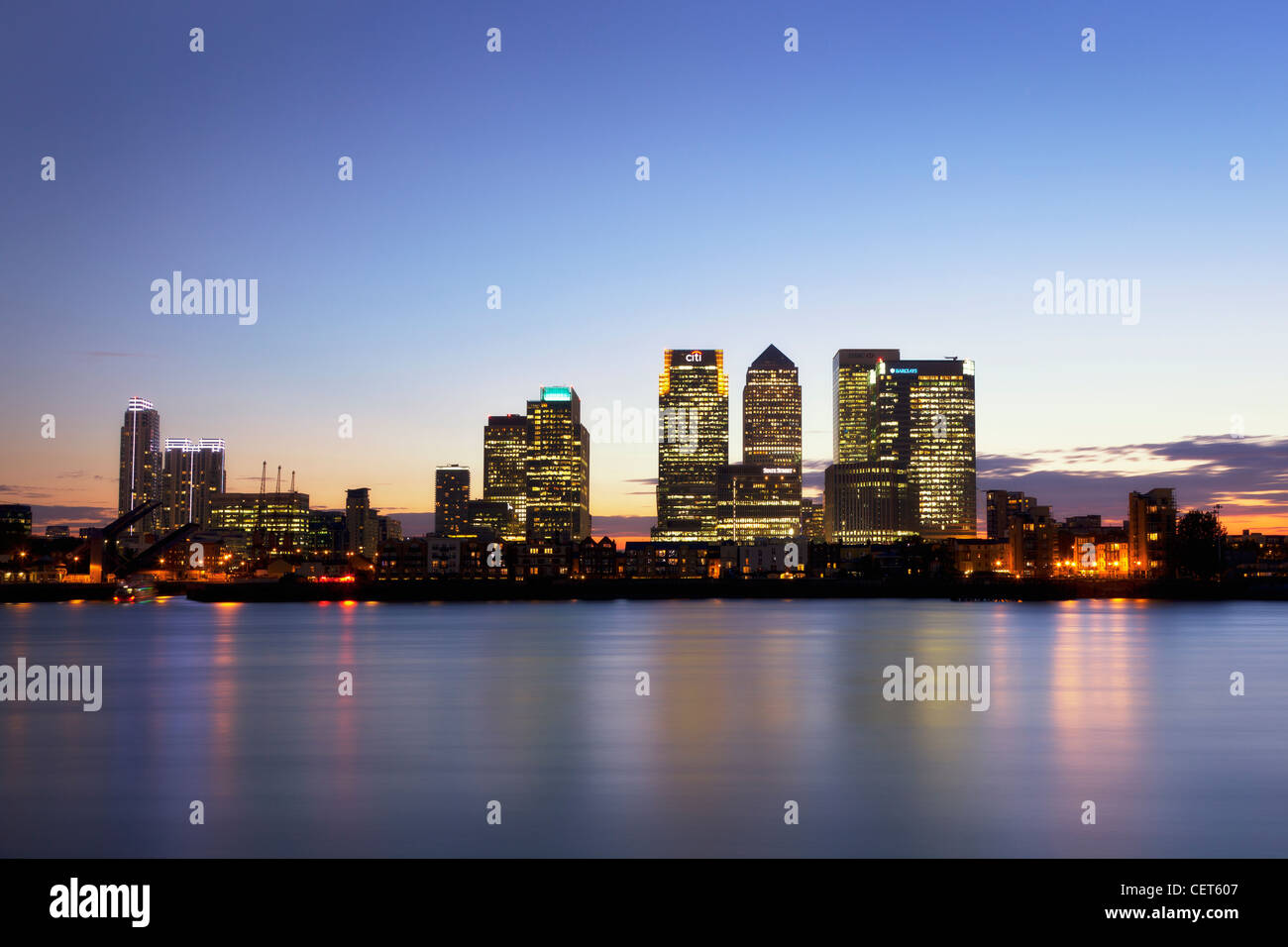 Canary Wharf, au crépuscule, en croix vue panoramique de Canary Wharf le témoin et se reflétant dans la Tamise. Banque D'Images