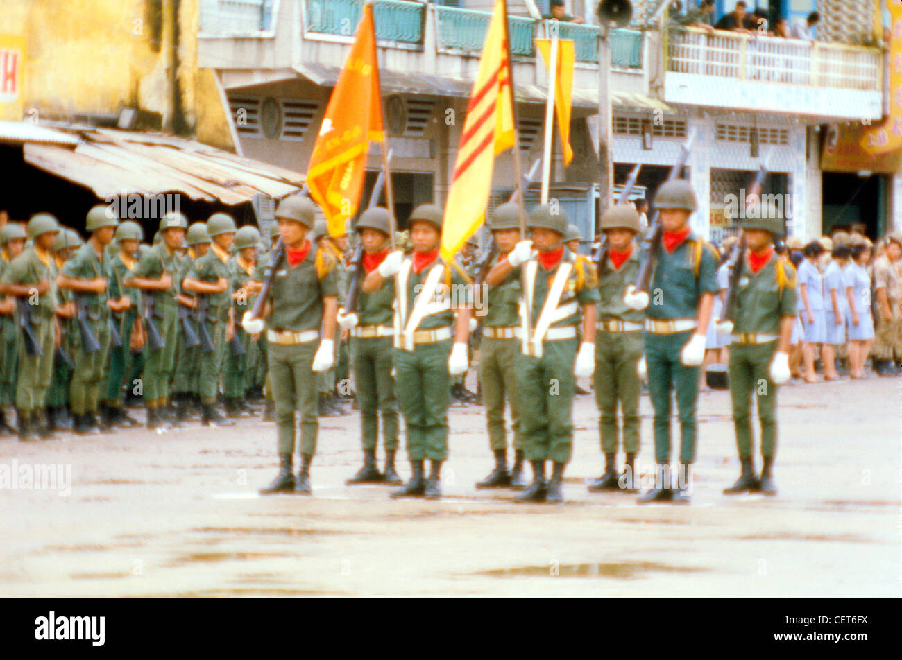 Soldats ARVN sud-vietnamien en formation avec debout la République du Vietnam drapeaux lors de la guerre du Vietnam. Banque D'Images