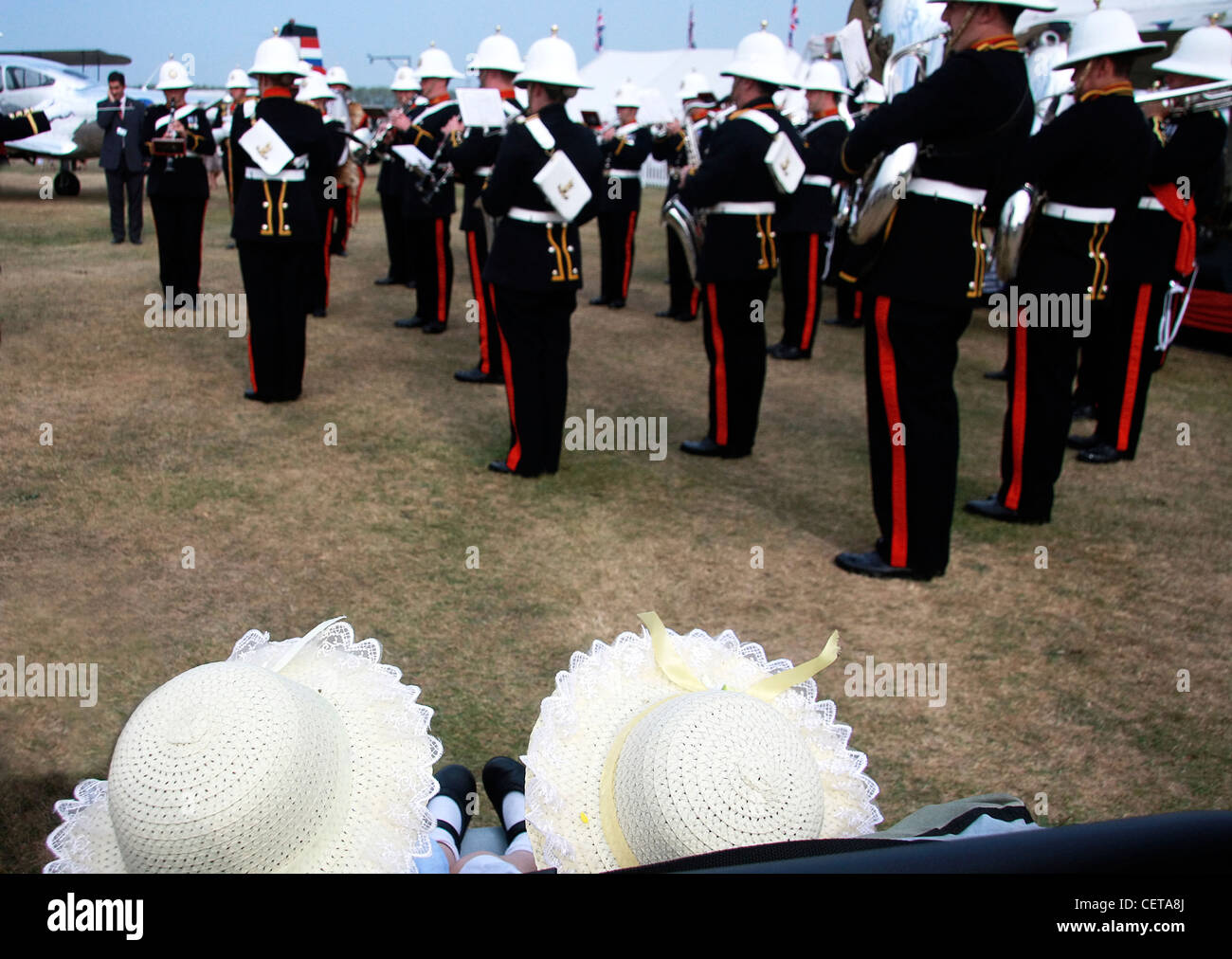 Jumelles en regardant la bande militaire bonnets à Goodwood Revival. Banque D'Images