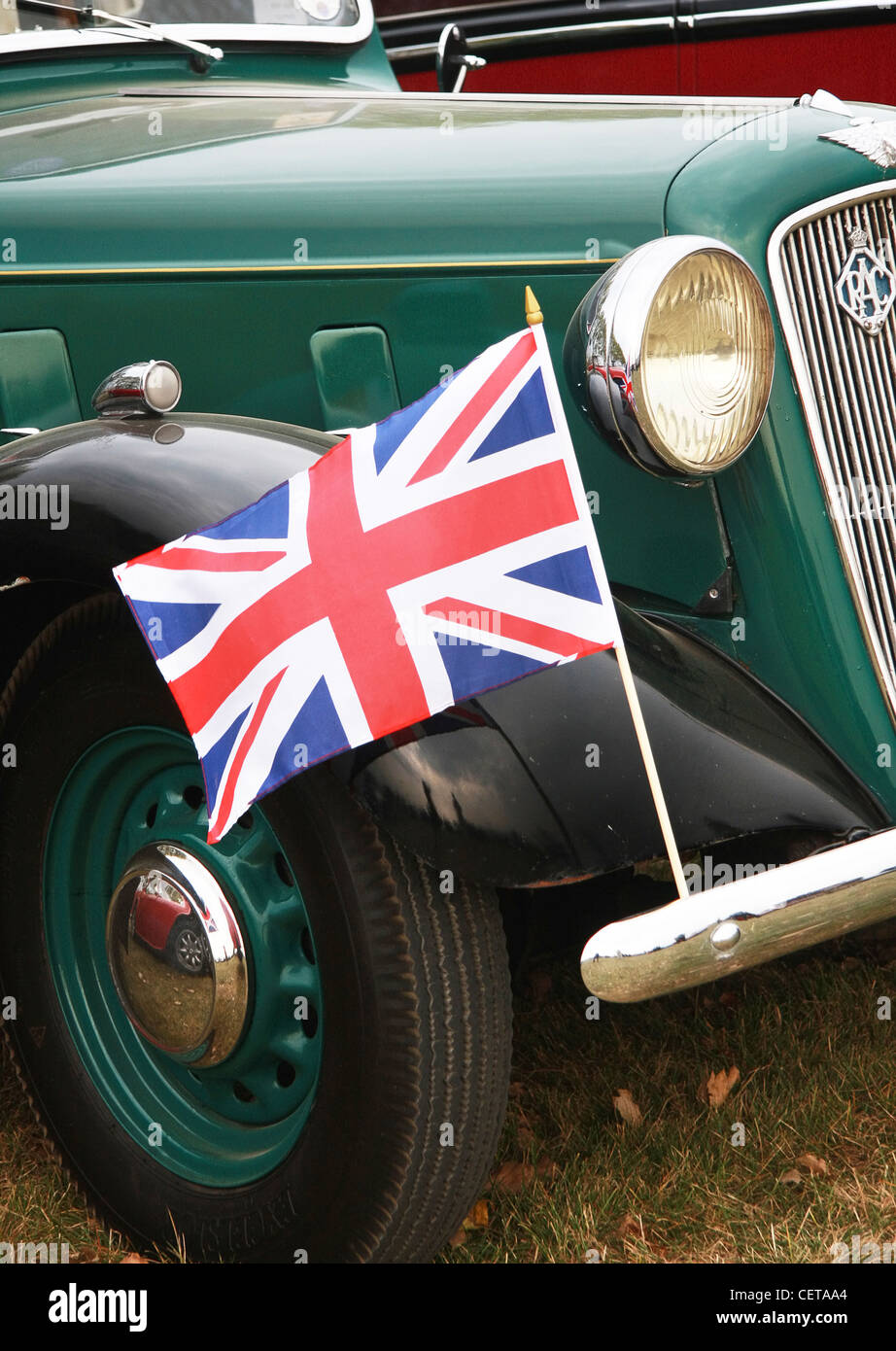 Voiture classique avec Union Jack flag à Goodwood Revival. Banque D'Images