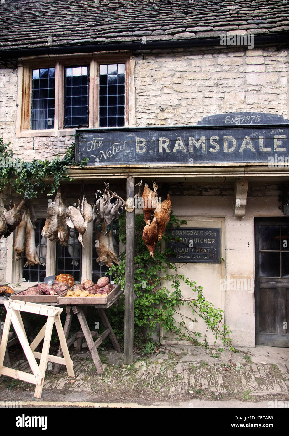Vue vers l'avant d'une boucherie à Castle Combe. Banque D'Images