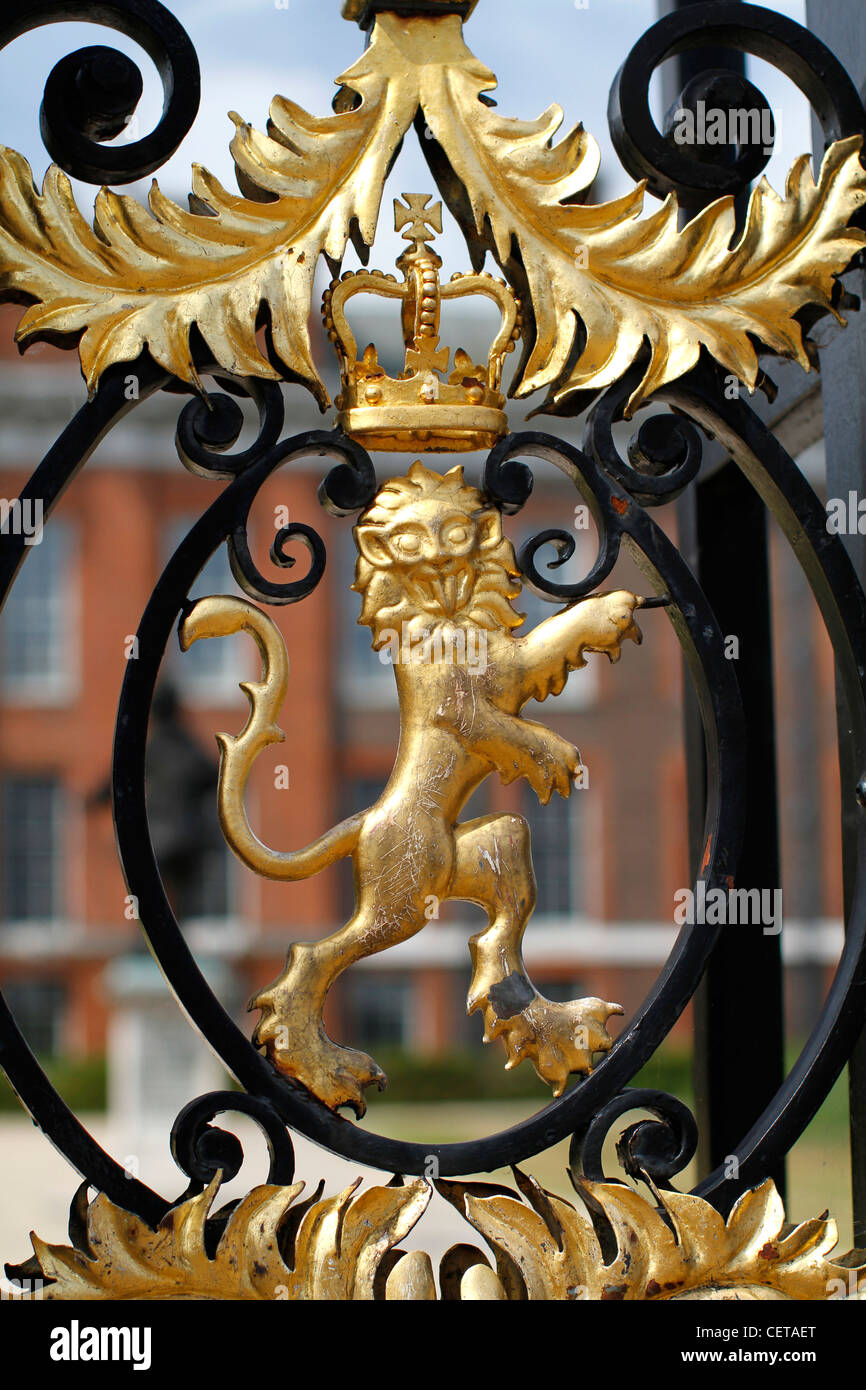 Un lion doré à Kensington Palace Gate. Banque D'Images Un lion doré à Kensington Palace Gate. Banque D'Images