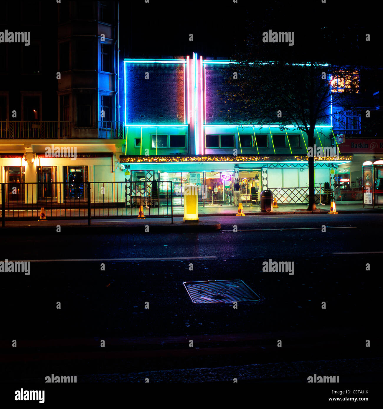 Restaurant libanais, Edgeware Road. La nourriture libanaise est composé d'une variété de recettes végétariennes, des salades et des ragoûts saison qui sont Banque D'Images