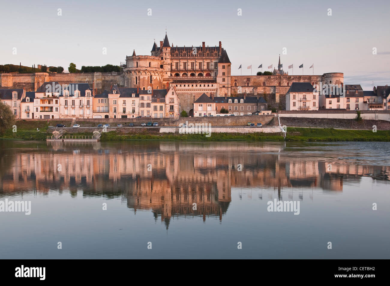 À la recherche de l'autre côté du fleuve Loire au Château d'Amboise en France. Banque D'Images