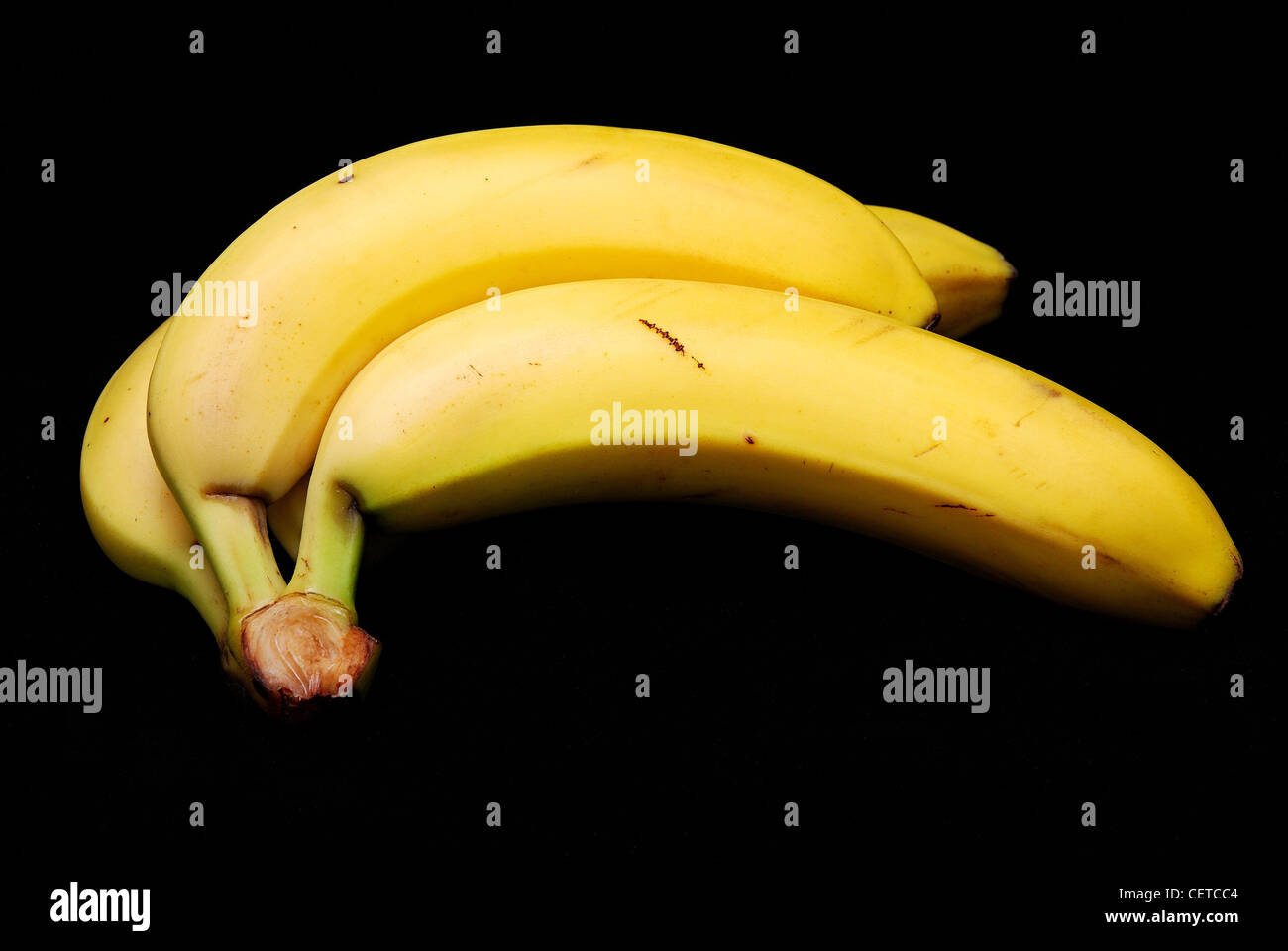 Banana isolé sur le fond noir. Banque D'Images