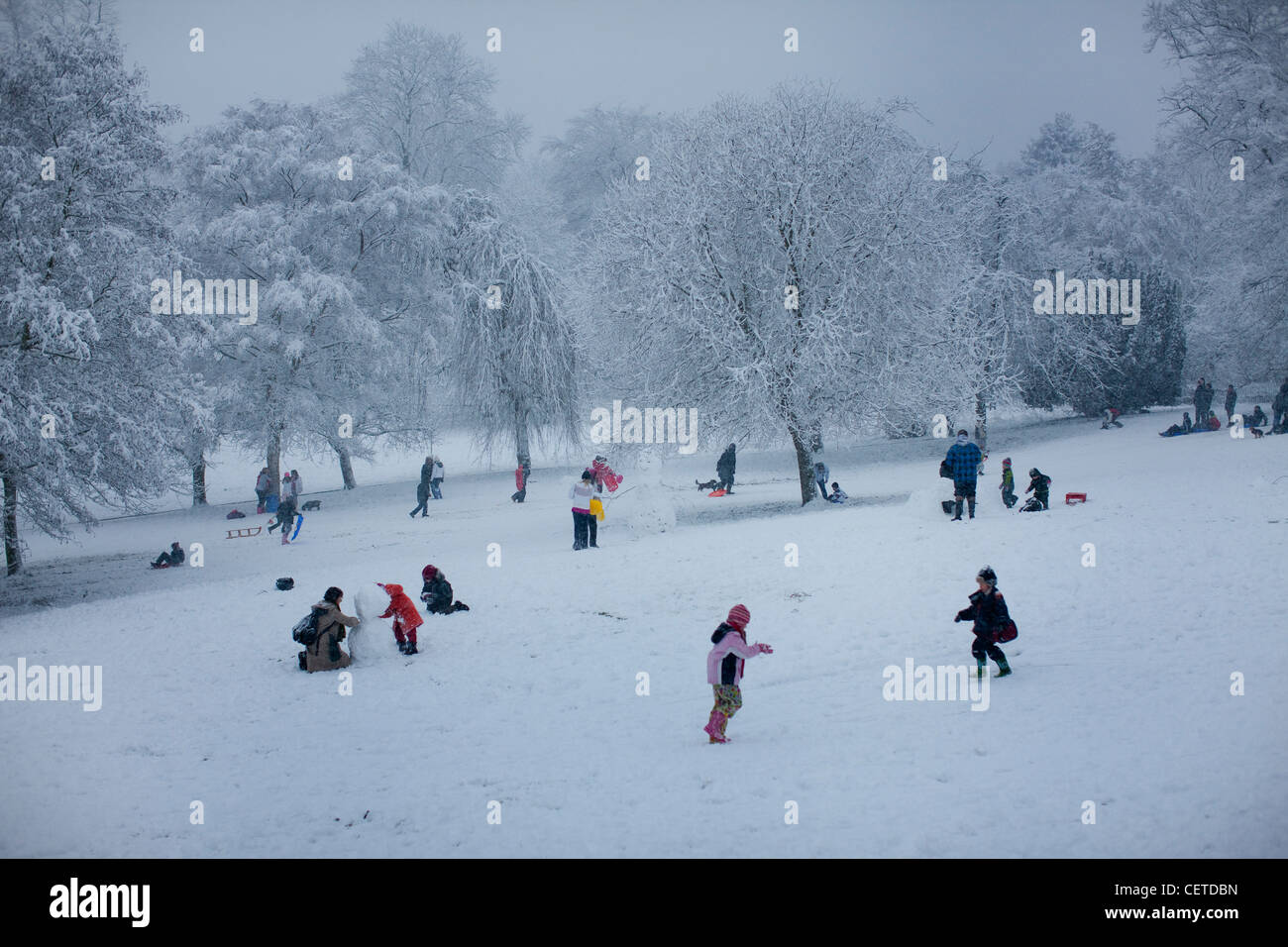 Waterlow Park devient un jeu d'hiver dans la neige couverts Highgate, Londres Banque D'Images