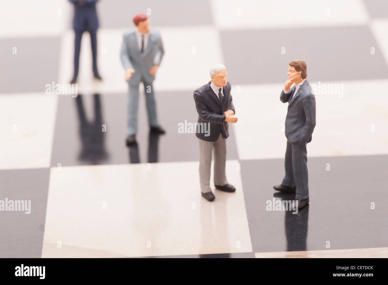 Figurines d'hommes d'affaires en ligne pour serrer la main Banque D'Images