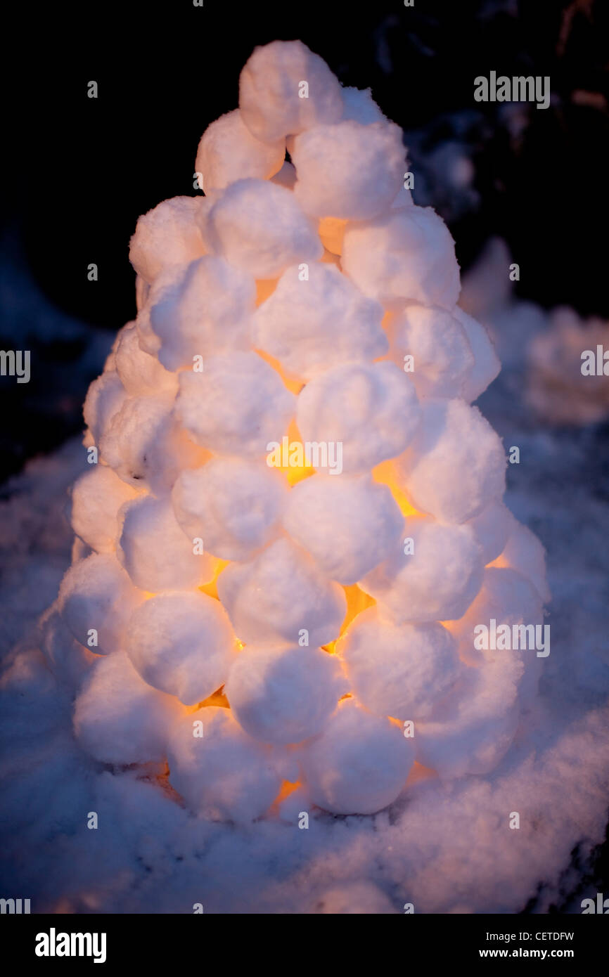 Boules de neige couvrant les chandelles Banque D'Images