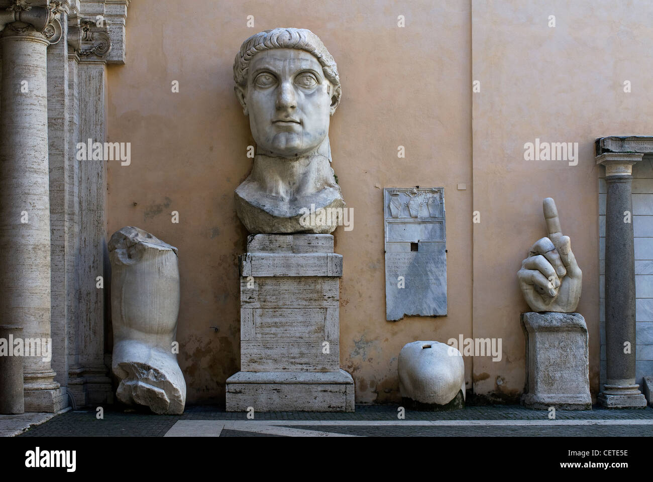 Des fragments d'une statue colossale de Constantine, Musées du Capitole, la colline du Capitole, Rome, Latium, Italie Banque D'Images