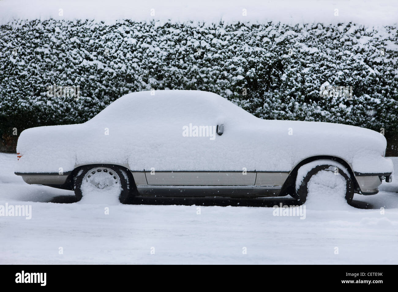 Les rues de Londres et des voitures couvertes de neige après un blizzard en février 2009 Banque D'Images