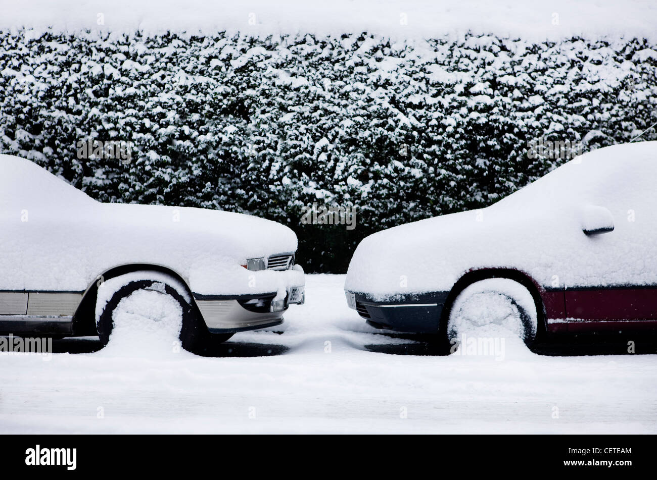 Les rues de Londres et des voitures couvertes de neige après un blizzard en février 2009 Banque D'Images