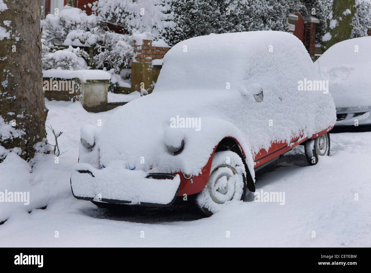 Les rues de Londres et des voitures couvertes de neige après un blizzard en février 2009 Banque D'Images