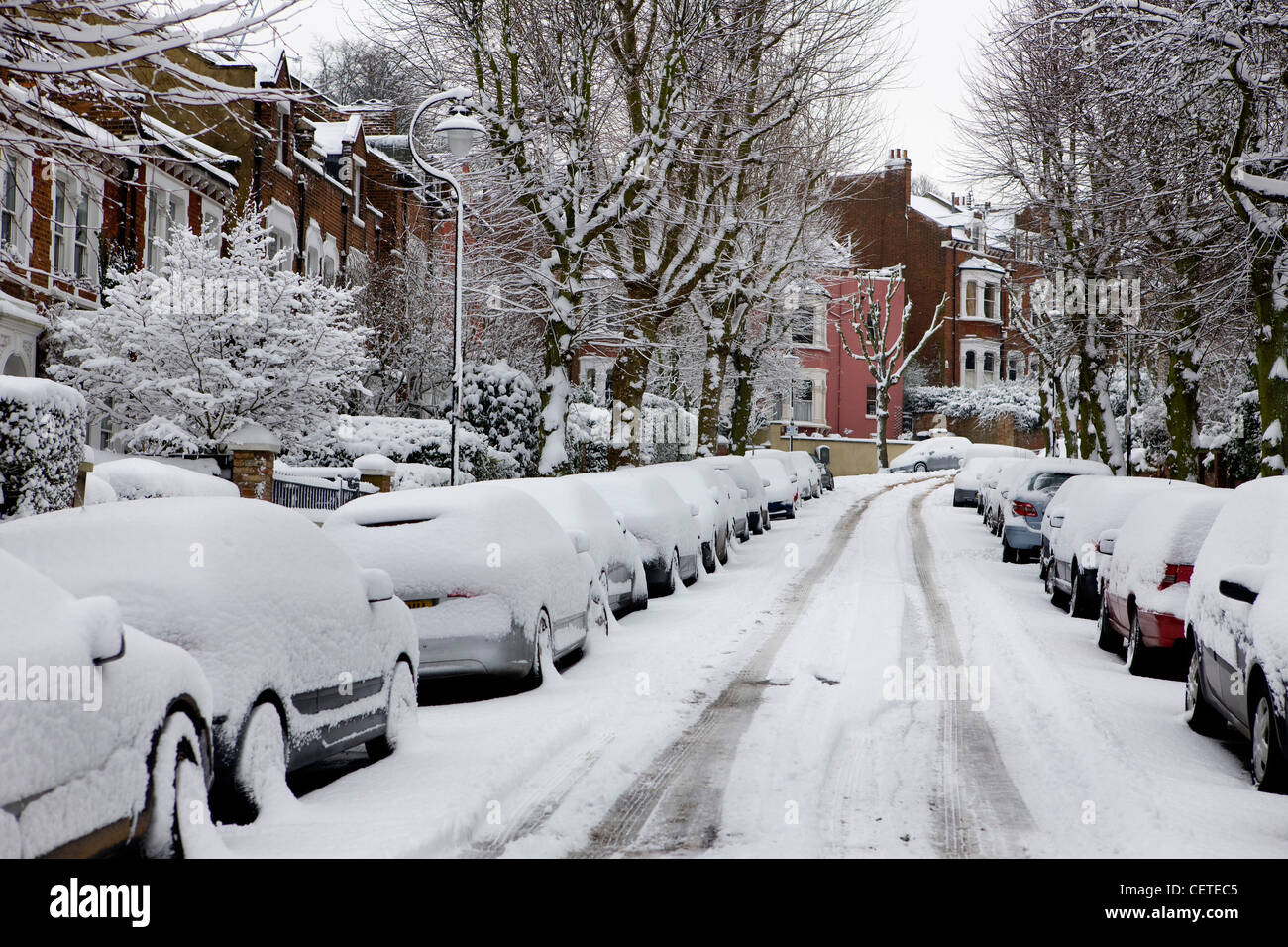 Les rues de Londres et des voitures couvertes de neige après un blizzard en février 2009 Banque D'Images