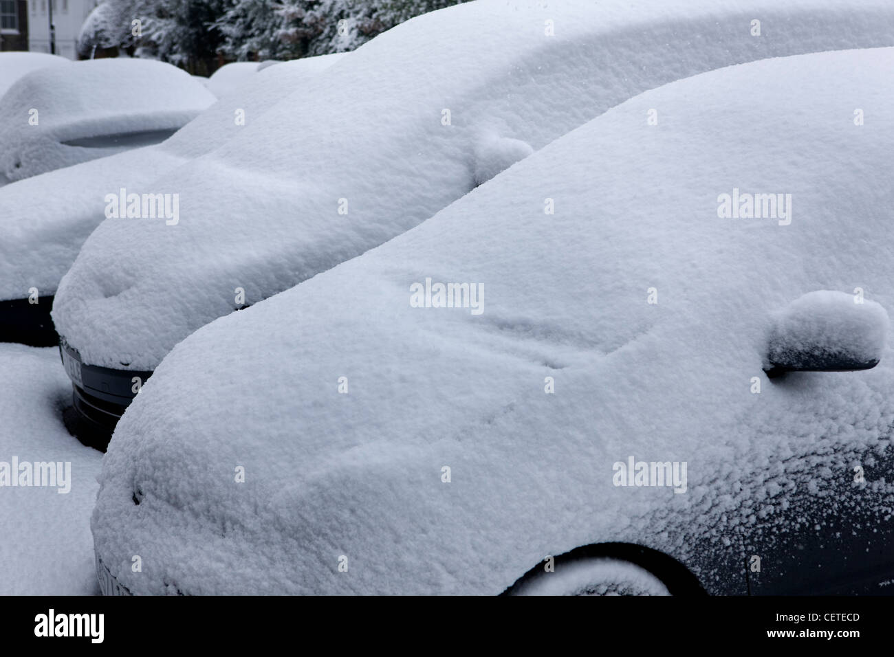 Les rues de Londres et des voitures couvertes de neige après un blizzard en février 2009 Banque D'Images