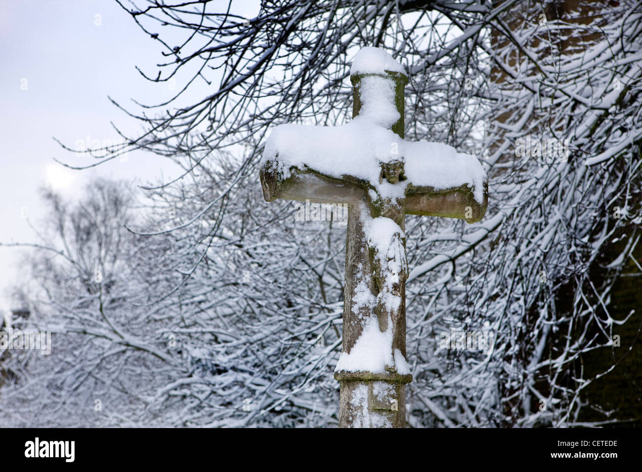 Cimetière de Highgate, au nord de Londres, couvert de neige Banque D'Images