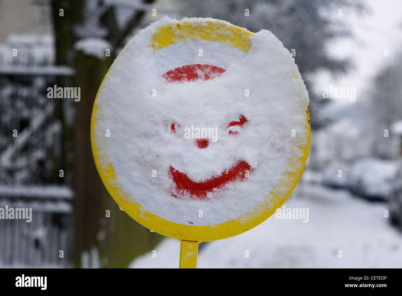 Arrêt de bus avec smiley face à Highgate, Londres Du Nord couvert de neige Banque D'Images