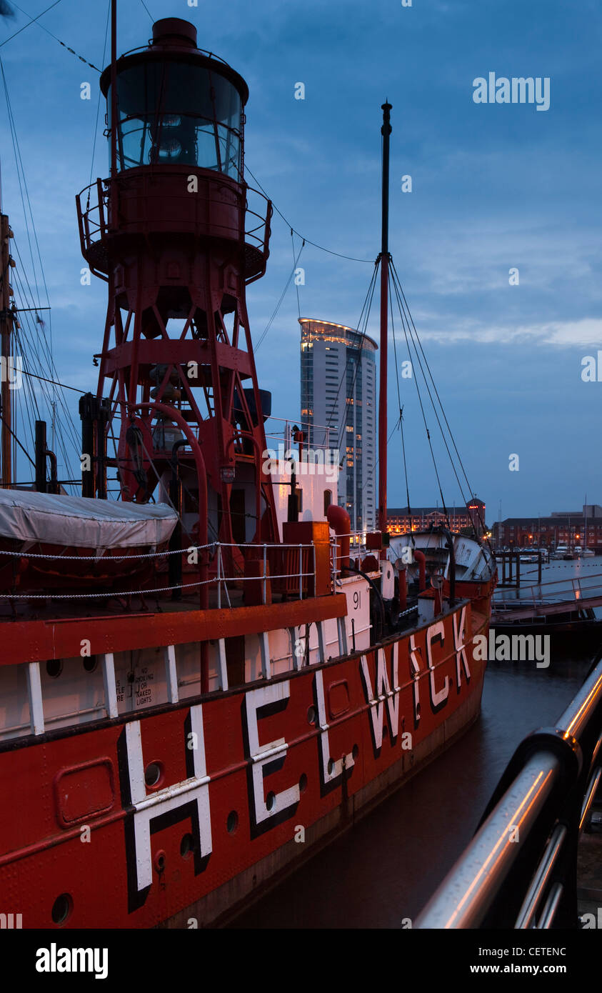 Royaume-uni, Pays de Galles, Swansea, Helwick Lightship amarré au National Waterfront Muesum de nuit Banque D'Images