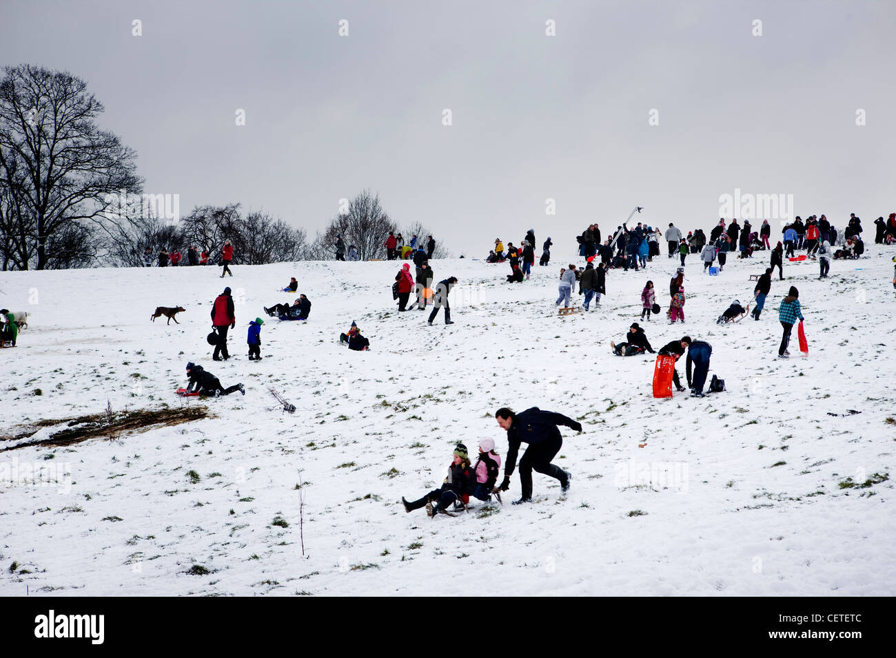 La colline du Parlement devient un jeu d'hiver sur la neige couverts Hampstead Heath, Londres, Angleterre Banque D'Images