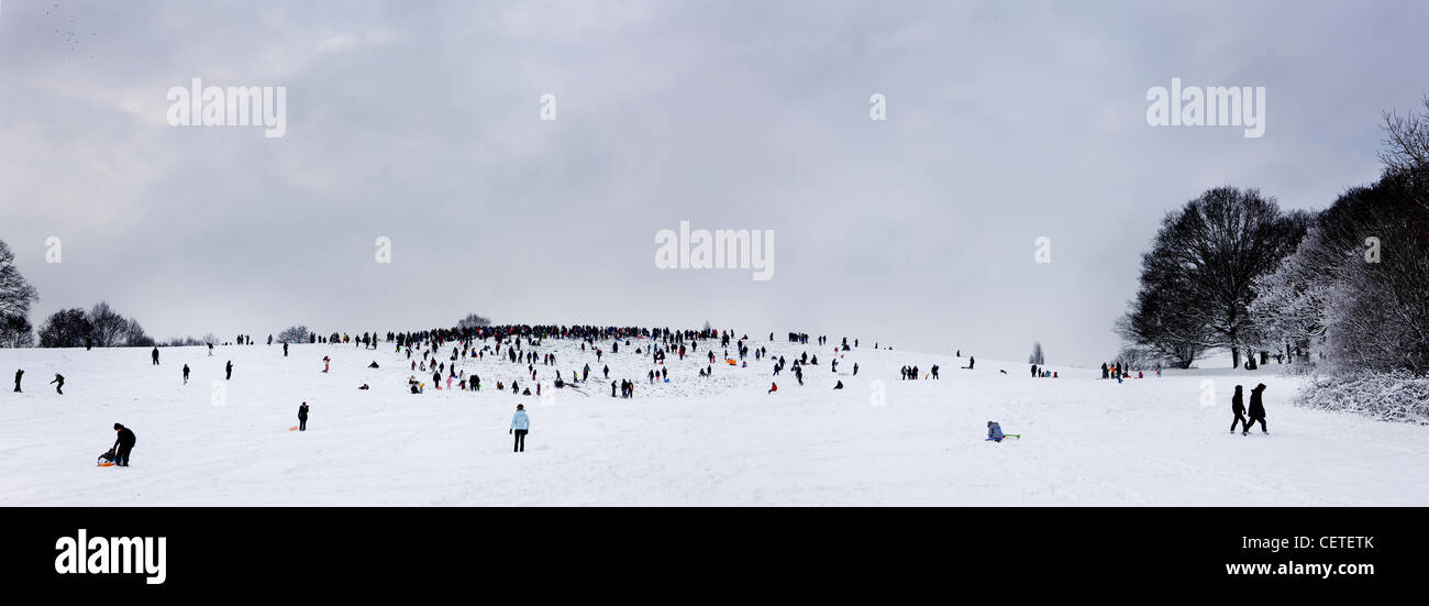 La colline du Parlement devient un jeu d'hiver sur la neige couverts Hampstead Heath, Londres, Angleterre Banque D'Images