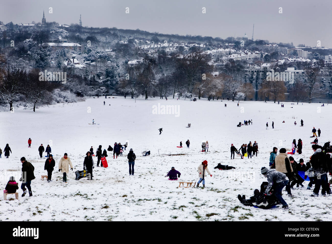La colline du Parlement devient un jeu d'hiver sur la neige couverts, Londres Hampstead Heath Banque D'Images