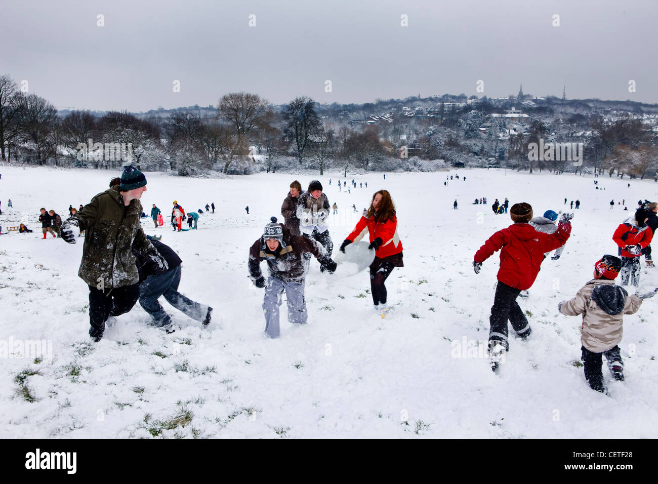 Bataille de boules de neige sur Hampstead Heath, Londres Banque D'Images