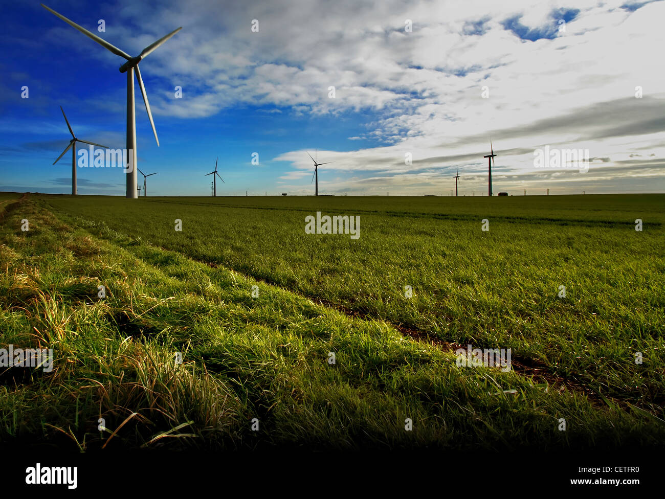 Ciel bleu au-dessus des turbines de Parc éolien Withernsea dans l'East Yorkshire. Banque D'Images