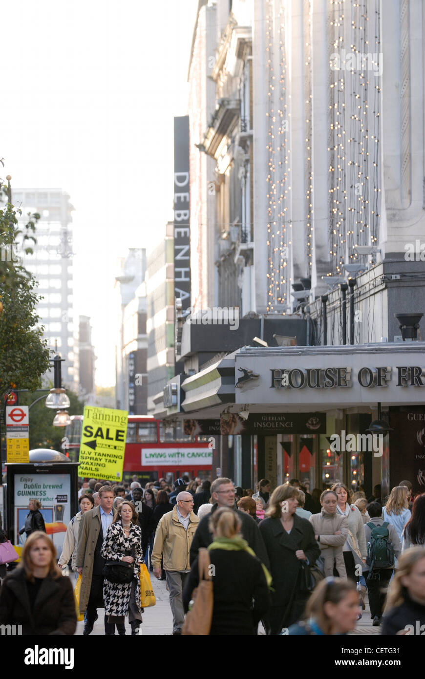 Shoppers dans Oxford Street. Auparavant appelé Tyburn Road, Oxford Street est devenu notoire en tant que route prises par les détenus sur leur Banque D'Images