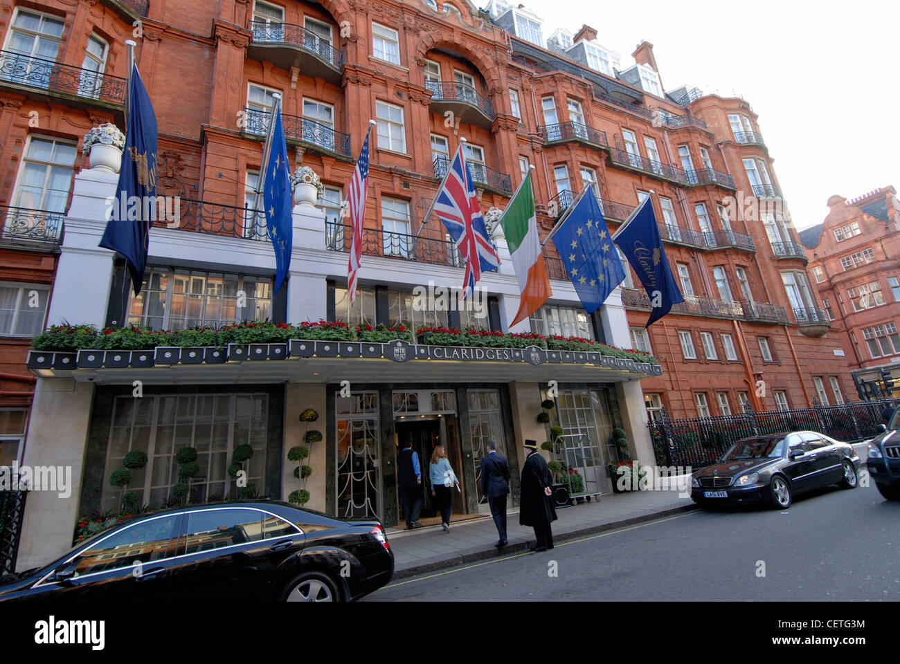 Claridge's à l'extérieur. Claridge's s'est épanouie après la Première Guerre mondiale en raison de la demande d'aristocrates qui n'est plus maintenu une L Banque D'Images