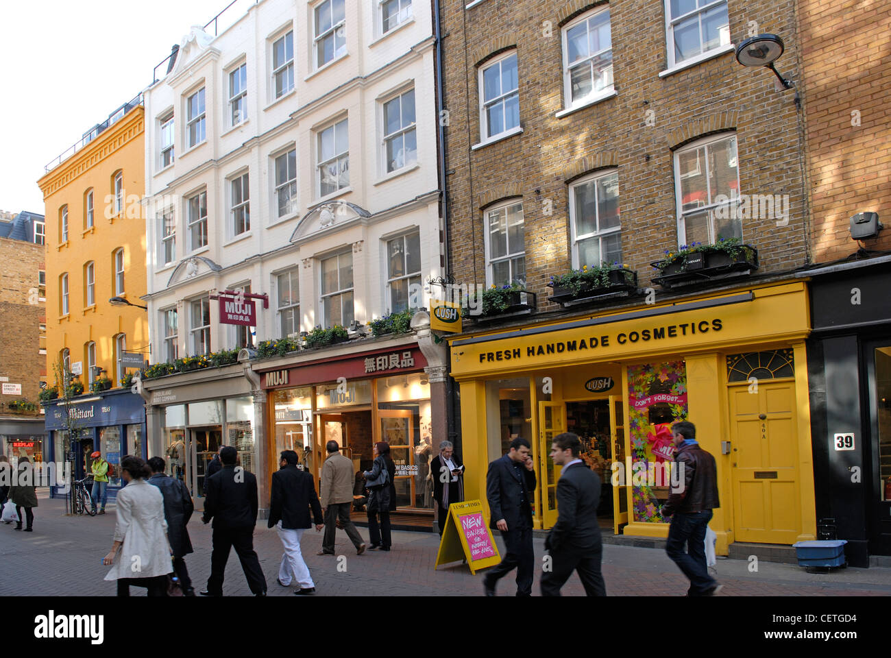 Une vue le long de Carnaby Street. En 1683, un manoir appelé Maison Karnaby a été construit dans la zone et Karnaby bientôt suivi du marché. Location Banque D'Images