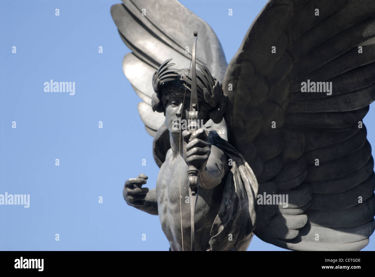 Détail de la statue d'Eros. Dévoilé en 1893 et s'appelait le Shaftesbury Monument, cette statue fut érigée en aluminium Banque D'Images