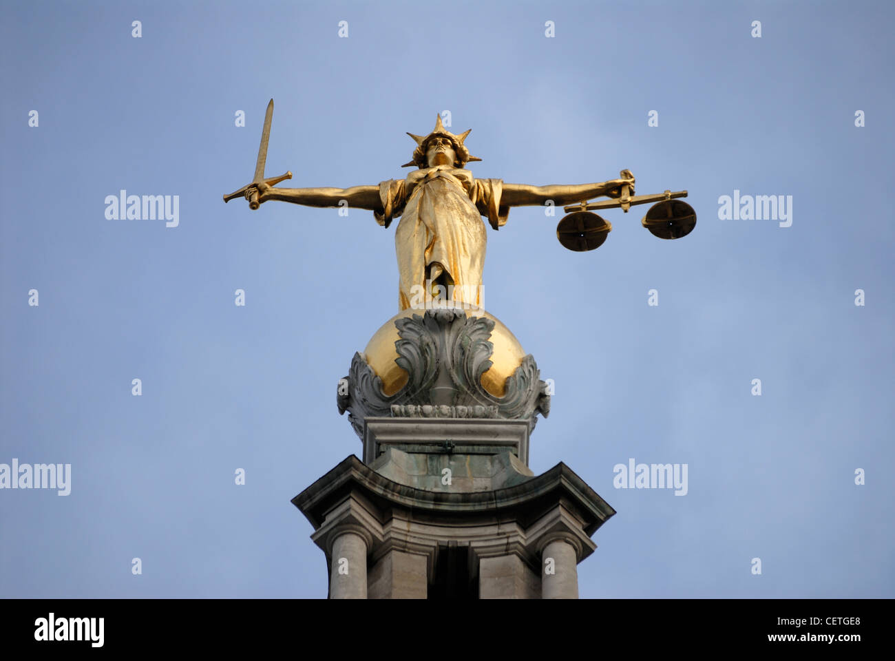 Statue de Dame Justice au sommet de l'édifice Old Bailey. La Cour Criminelle Centrale d'Angleterre a été le cadre de certains des Banque D'Images