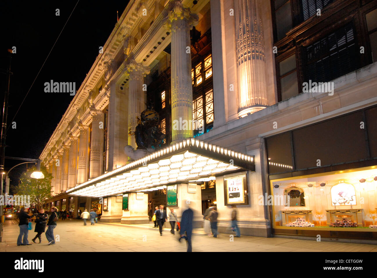 L'extérieur du magasin Selfridges de nuit. Ouverte par Harry Gordon Selfridge en 1909, il a innové en faisant une utilisation intensive de l'annonce Banque D'Images